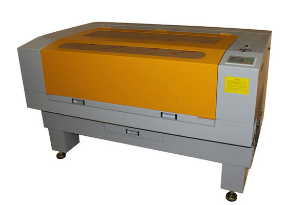 Etiquetas e marcas registradas pequenas tecidas do corte de máquina do corte do laser do CO2 da câmera do CCD