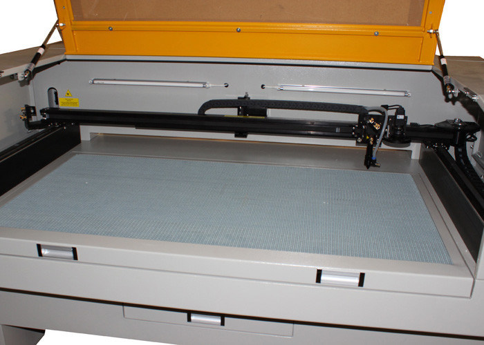 Etiquetas e marcas registradas pequenas tecidas do corte de máquina do corte do laser do CO2 da câmera do CCD