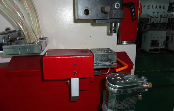 Salto hidráulico automático que prega a máquina