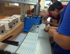 Três espessura do equipamento 0.6mm-3.0mm do PWB Depaneling da máquina de corte do sulco de V